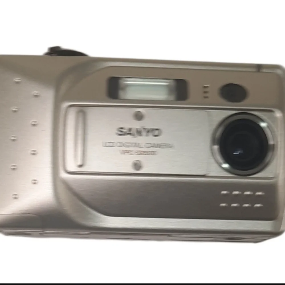 Vintage Sanyo VPC-SX500 digital camera with original packaging.